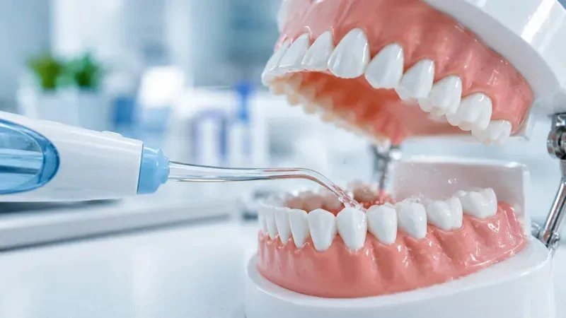 Máy tăm nước chăm sóc răng miệng là gì?