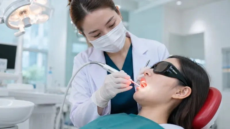 Laser được ứng dụng như thế nào trong điều trị nha chu và viêm nướu?