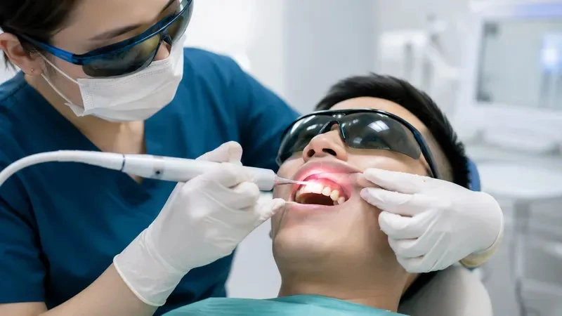 Tiểu phẫu mô mềm bằng laser: cắt nướu, tạo hình nướu và xử lý mô viêm