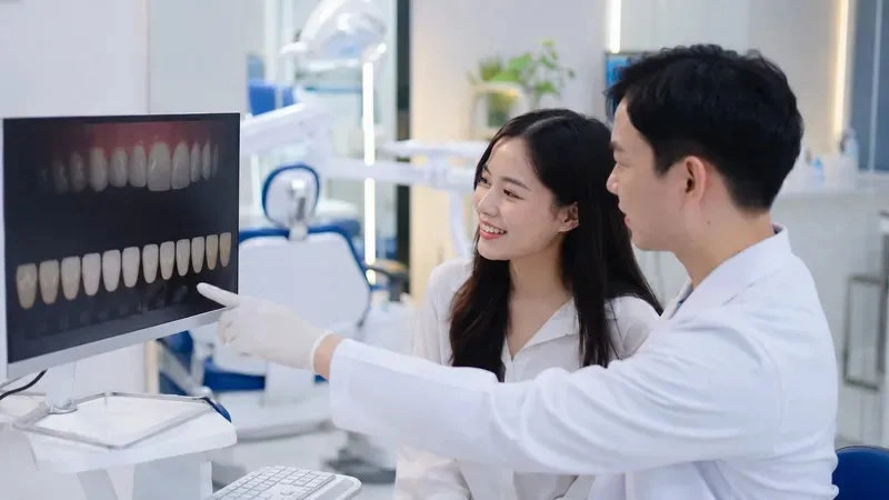 Vì sao cần đo màu răng trước khi làm răng sứ, veneer?